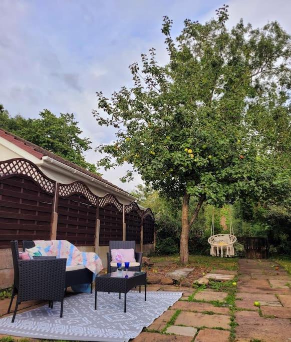 Riverside Bungalow - Direct River Access! Ystradgynlais Exterior foto
